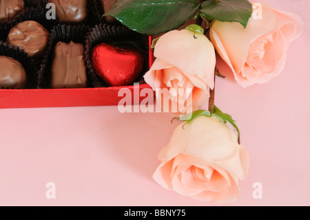 Schachtel Pralinen mit rosafarbenen Rosen Stockfoto