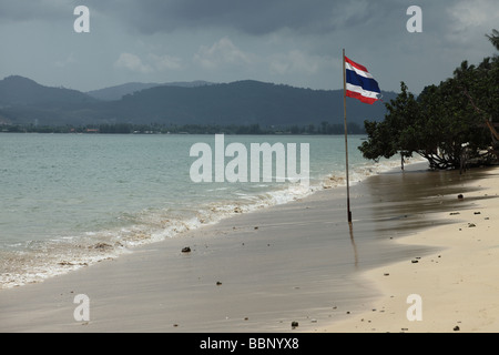 Thailändische Flagge an einem Strand Stockfoto