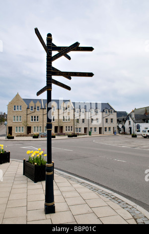 Altmodische Straßenschild auf Haupt Straße Dornoch, die am Rande des Dornoch Firth, Ostküste in Sutherland, Schottland Stockfoto