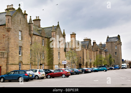 Hauptstraße in Dornoch, Ostküste, Sutherland, Schottland zeigt Dornoch Schlosshotel und das alte Gefängnis Stockfoto