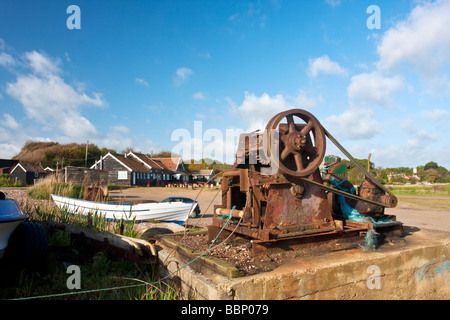 Winden für die Fischerboote am Strand von Dunwich an der Suffol Küste Schindel verwendet Stockfoto