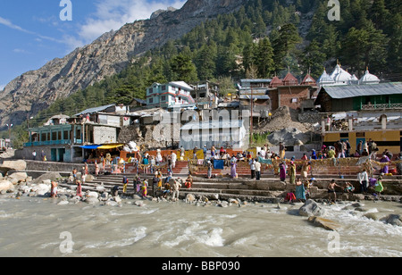 Pilger am Fluss Ganges verehren. Gangotri. Uttarakhand. Indien Stockfoto