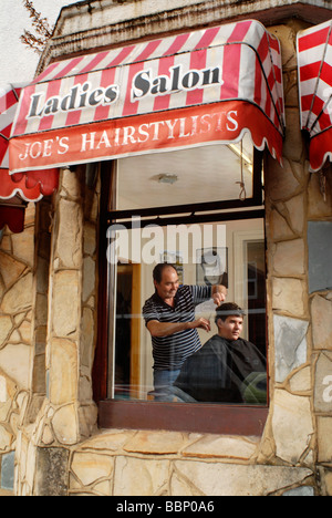 Giuseppe Fanniello 60 yr alten Friseur Besitzer von Joe s Friseure in Kettering, Northamptonshire UK Stockfoto