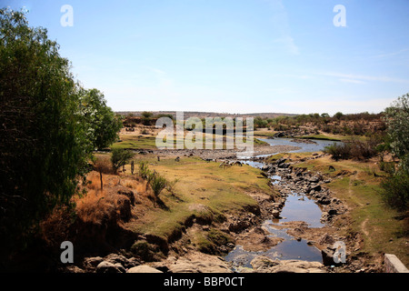 Landschaft-Fluss in einem nostalgischen Bild inspiriert Wildnis in Ruhe beautyful Horizont grün blaue Himmel Stockfoto