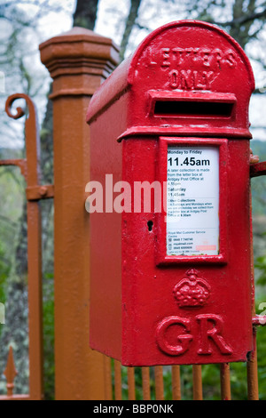 Kleine rote Royal Mail-Postfach entlang einspurigen Straße zwischen Ardgay und Amatnatua Sutherland, Schottland Stockfoto