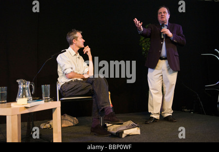 Geoff Dyer Gewinner des 2009 Bollinger Everyman Wodehouse prize für comic Fiction Hay Festival 2009 im Bild mit Jim Naughtie Stockfoto