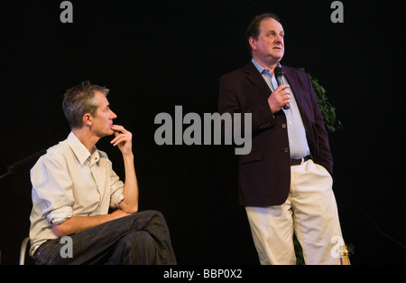 Geoff Dyer Gewinner des 2009 Bollinger Everyman Wodehouse prize für comic Fiction Hay Festival 2009 im Bild mit Jim Naughtie Stockfoto