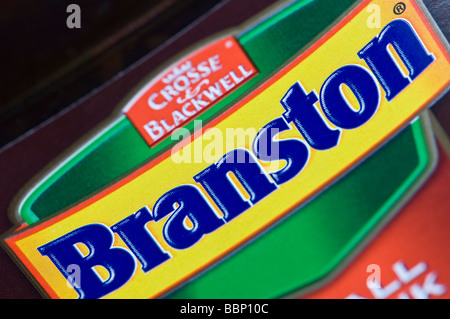 Makrofoto des Etiketts auf ein Glas Crosse & Blackwell Branston Pickle. Nur zur redaktionellen Verwendung. Stockfoto