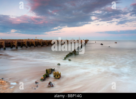 Die alte bleibt Walberswick Pier in der Abenddämmerung auf der Küste von Suffolk Stockfoto