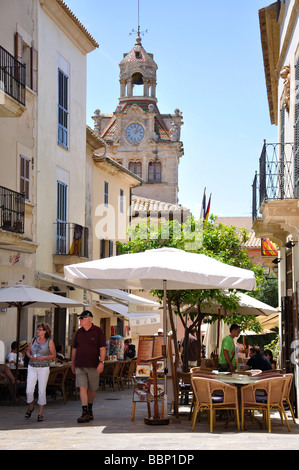 Street Cafe und Ayuntamiento Clock Tower, Altstadt, Alcudia, Alcudia, Mallorca (Mallorca), Balearen, Spanien Stockfoto