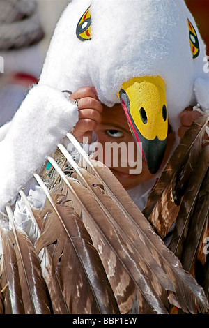 Indianer Mädchen späht heraus aus ihrem Adler-Kopfschmuck Stockfoto