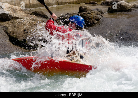 Kajakfahrer im Wildwasser manövrieren Stockfoto