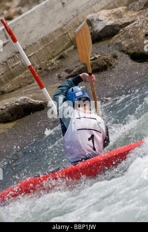 Kajakfahrer im Wildwasser manövrieren Stockfoto