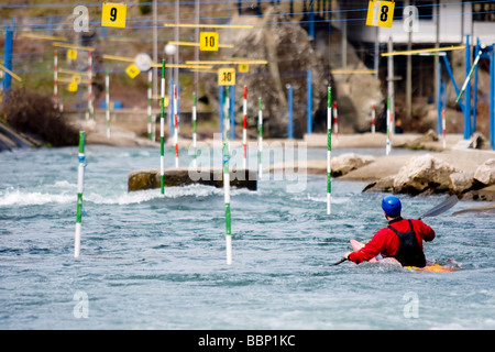 Kajakfahrer im Wildwasser manövrieren Stockfoto