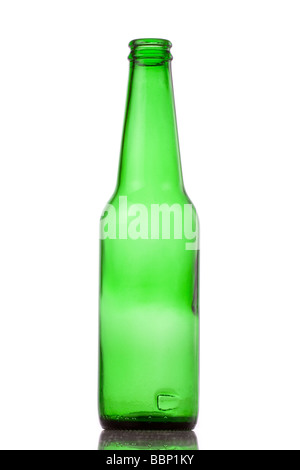 leere offene grüne Bierflasche isoliert auf weiss Stockfoto