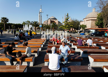 Hagia Sophia, Aya Sofya Touristen entspannend auf die Bänke, Sultanahmet-Platz, Istanbul, Türkei Stockfoto