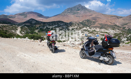 Zwei Motorroller mit österreichischen Fahnen an einem Kies Straße, Milos, Kykladen, Griechenland, Europa Stockfoto