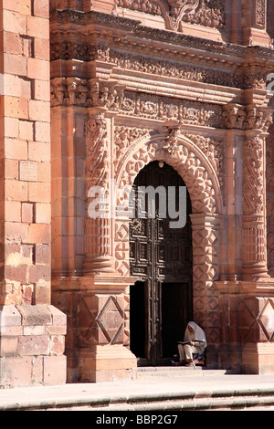 Kathedrale Zacatecas Mexiko Kolonialstadt Barockstil Gebäude Steinfassade rötliche Farben Kontrast Blau Himmel Sonnentag towe Stockfoto