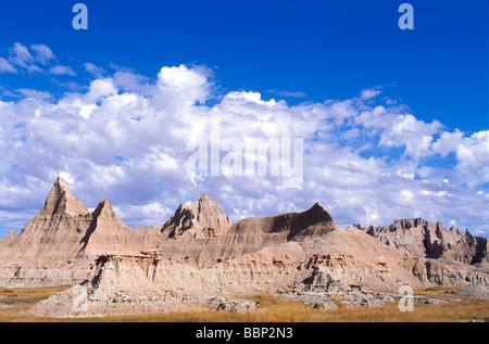 Blauer Himmel und Wolken über erodierten Türme in den Badlands in der Nähe von Cedar Pass Badlands Nationalpark South Dakota Stockfoto