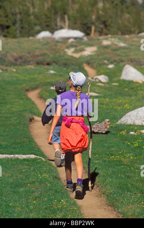 Kinder wandern an der Cottonwood Seen Trail John Muir Wildnis Sierra Nevada in Kalifornien Stockfoto