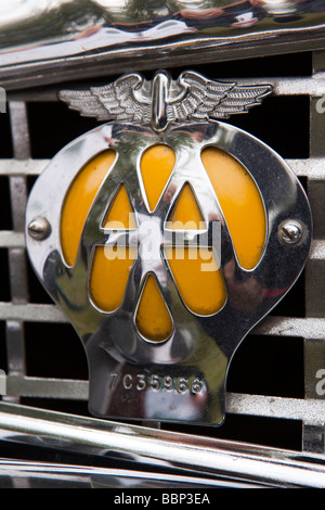 Automobilclubs AA Abzeichen auf der Vorderseite der 1950er Jahre Jaguar Oldtimer Stockfoto