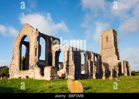 St Andrews Kirche am Covehithe auf der Küste von Suffolk. Die Kirche selbst steht innerhalb der Mauern der ehemaligen verfallenen Kirche. Stockfoto