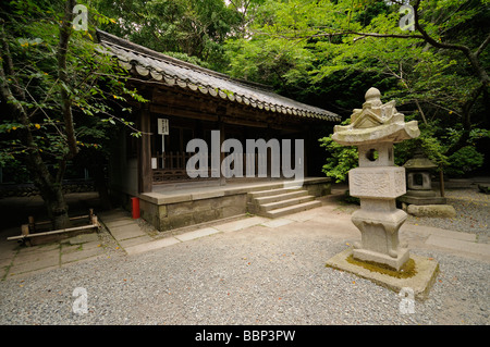 Japanische Steinlaternen und kleine Halle. Kotoku-in Tempel. Kamakura. Präfektur Kanagawa. Japan Stockfoto