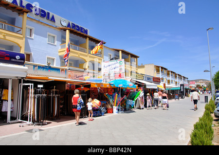 Strandpromenade Geschäfte, Hafen d'Alcudia, Gemeinde Alcudia, Mallorca, Balearen, Spanien Stockfoto