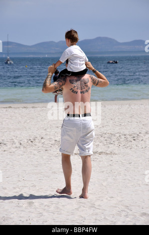 Vater und Sohn am Strand Platja d'Alcudia, Port d'Alcudia, Gemeinde Alcudia, Mallorca, Balearen, Spanien Stockfoto