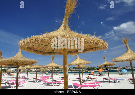 Stroh Sonnenschirme, Platja d'Alcudia, Gemeinde Alcudia, Port d'Alcudia, Mallorca, Balearen, Spanien Stockfoto