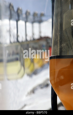 SKIFAHRER HINAUF AUF DIE SEILBAHN DES GRAB-LA-MEIJE, HAUTES-ALPES (05), FRANKREICH Stockfoto