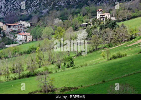 ARIEGE LANDSCHAFT, DORF ROQUEFIXADE ARIÈGE (09), FRANKREICH Stockfoto