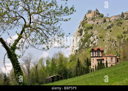 DORF UND BURG DER KATHARER, ROQUEFIXADE, ARIÈGE (09), FRANKREICH Stockfoto