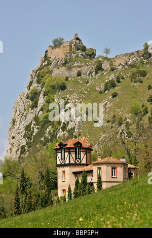 DORF UND BURG DER KATHARER, ROQUEFIXADE, ARIÈGE (09), FRANKREICH Stockfoto