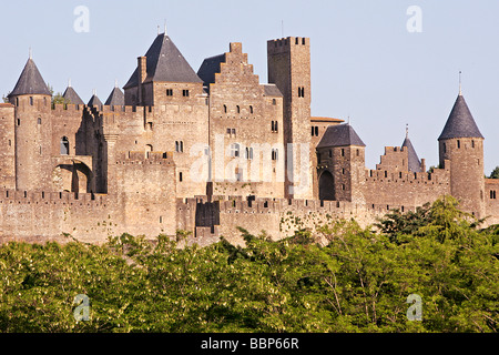 DIE MAUERN UND TÜRME DER MITTELALTERLICHEN STADT CARCASSONNE, AUDE (11), FRANKREICH Stockfoto