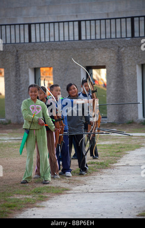 4 junge Achers Wettbewerb im Changlimithang National Sports Stadium, ein Mehrzweckstadion, Thimphu, Bhutan, Asia.Vertical Stockfoto