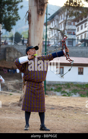 Archer Konkurrent im Kostüm Changlimithang nationalen Sportstadion, ein Mehrzweck-Stadion, Thimphu, Bhutan, Asien. Vertikal Stockfoto