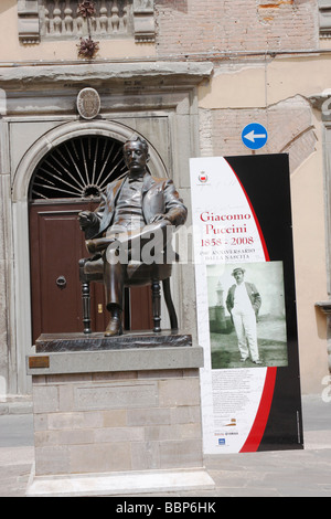 Bronzestatue von Giacomo Puccini sitzt auf einem Stuhl in Piazza della Cittadella, Luca, Toskana, Italien. Stockfoto