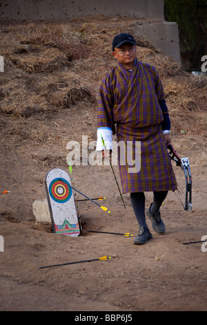 Archer Konkurrent im Kostüm Changlimithang nationalen Sportstadion, ein Mehrzweck-Stadion, Thimphu, Bhutan, Asien. Vertikal Stockfoto