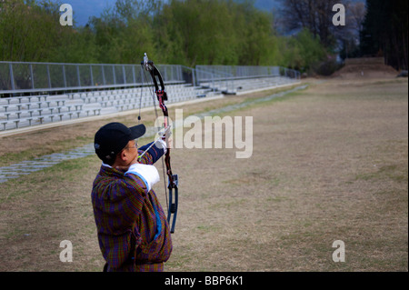 Archer Konkurrent im Kostüm Changlimithang National Sports Stadium, ein Mehrzweckstadion, Thimphu, Bhutan Horzontal Ansicht Stockfoto