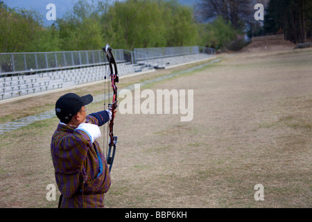 Archer Konkurrent im Kostüm Changlimithang National Sports Stadium, ein Mehrzweckstadion, Thimphu, Bhutan Horzontal Ansicht Stockfoto