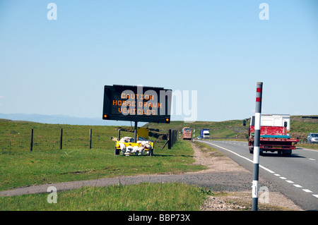 Roadsign, die für Pferd warnt Verkehr auf der A66 aufgrund der Appleby Horse Fair gezeichnet Stockfoto