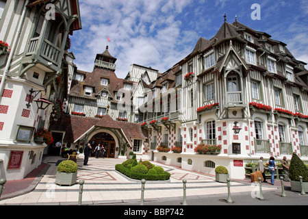 FASSADE, HOTEL-RESTAURANT "LE NORMANDY BARRIERE", DEAUVILLE, CALVADOS (14), NORMANDIE, FRANKREICH Stockfoto