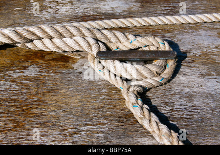 Seil um eine Klampe auf einem alten Holzboot gebunden Stockfoto