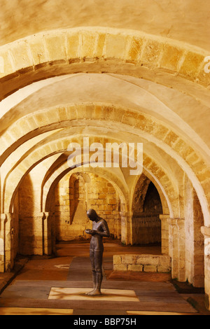 "Sound-11" Skulptur von Anthony Gormley in der Krypta der Kathedrale von Winchester Stockfoto