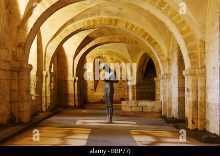 "Sound-11" Skulptur von Anthony Gormley in der Krypta der Kathedrale von Winchester Stockfoto