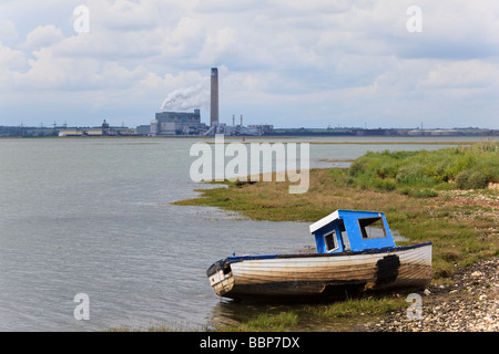 Einem gestrandeten Boot Rainham Creek auf den Fluss Medway mit Kingsnorth Kohle gefeuert Powerstation in der Ferne Stockfoto