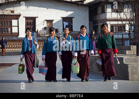 Schüler Mädchen in Uniform in Straße von Thimphu einkaufen. Ende des Schultages. 90904 Bhutan-Thimphu Stockfoto