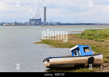 Einem gestrandeten Boot Rainham Creek auf den Fluss Medway mit Kingsnorth Kohle gefeuert Powerstation in der Ferne Stockfoto