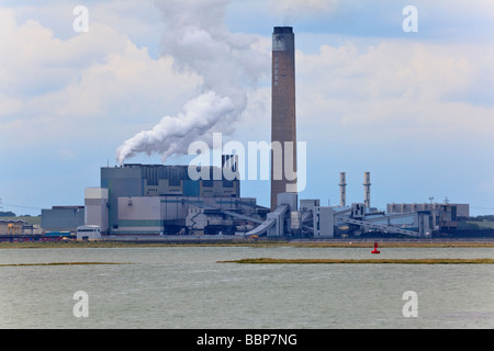 Kingsnorth Dual abgefeuert Kraftwerk Öl und Kohle aus niedrigeren Rainham betrachtet, über den Fluss Medway in Kent UK Stockfoto